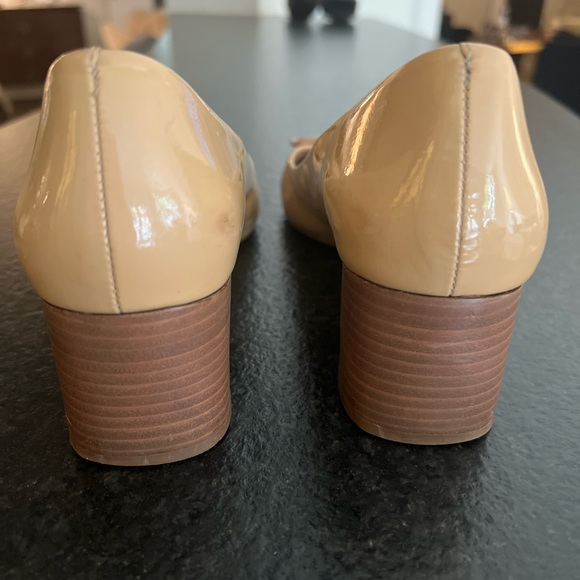 Tory Burch tan patent leather wood block heels, size 8 - Picture 4 of 4